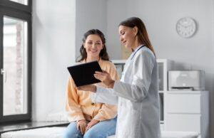A doctor introduces her patient to information about where and how to inject tirzepatide and provides them with a weight loss guide.